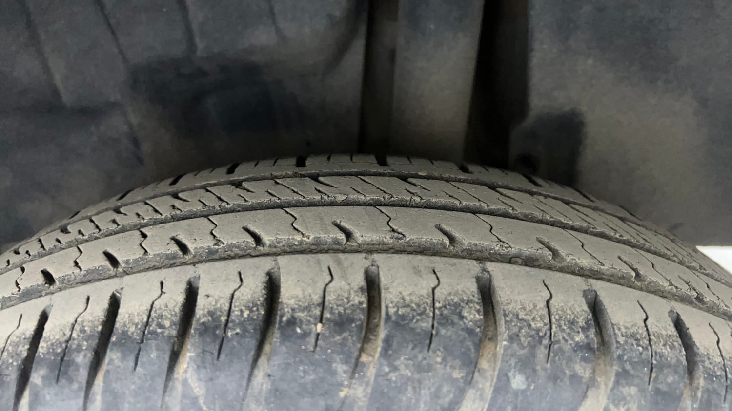 Used 2018 Maruti Suzuki Swift VDi AMT Diesel Automatic tyres LEFT REAR TYRE TREAD VIEW