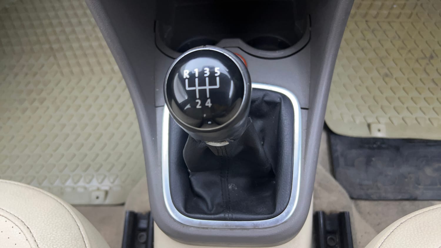 Used 2013 Volkswagen Vento Highline Petrol Petrol Manual interior GEAR  KNOB VIEW