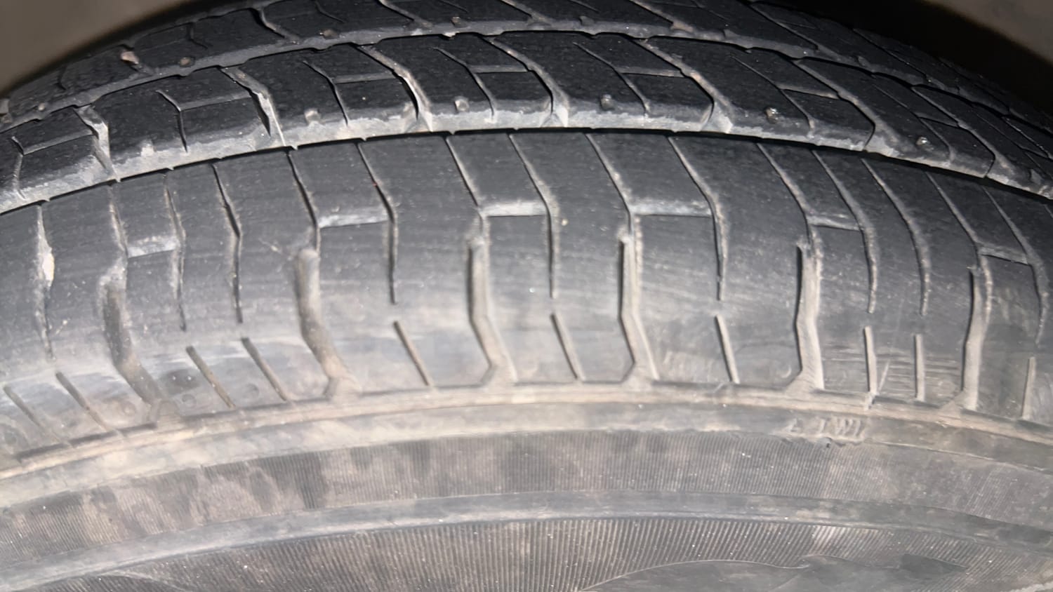Used 2013 Hyundai i10 Magna 1.2 Kappa2 Petrol Manual tyres LEFT FRONT TYRE TREAD VIEW