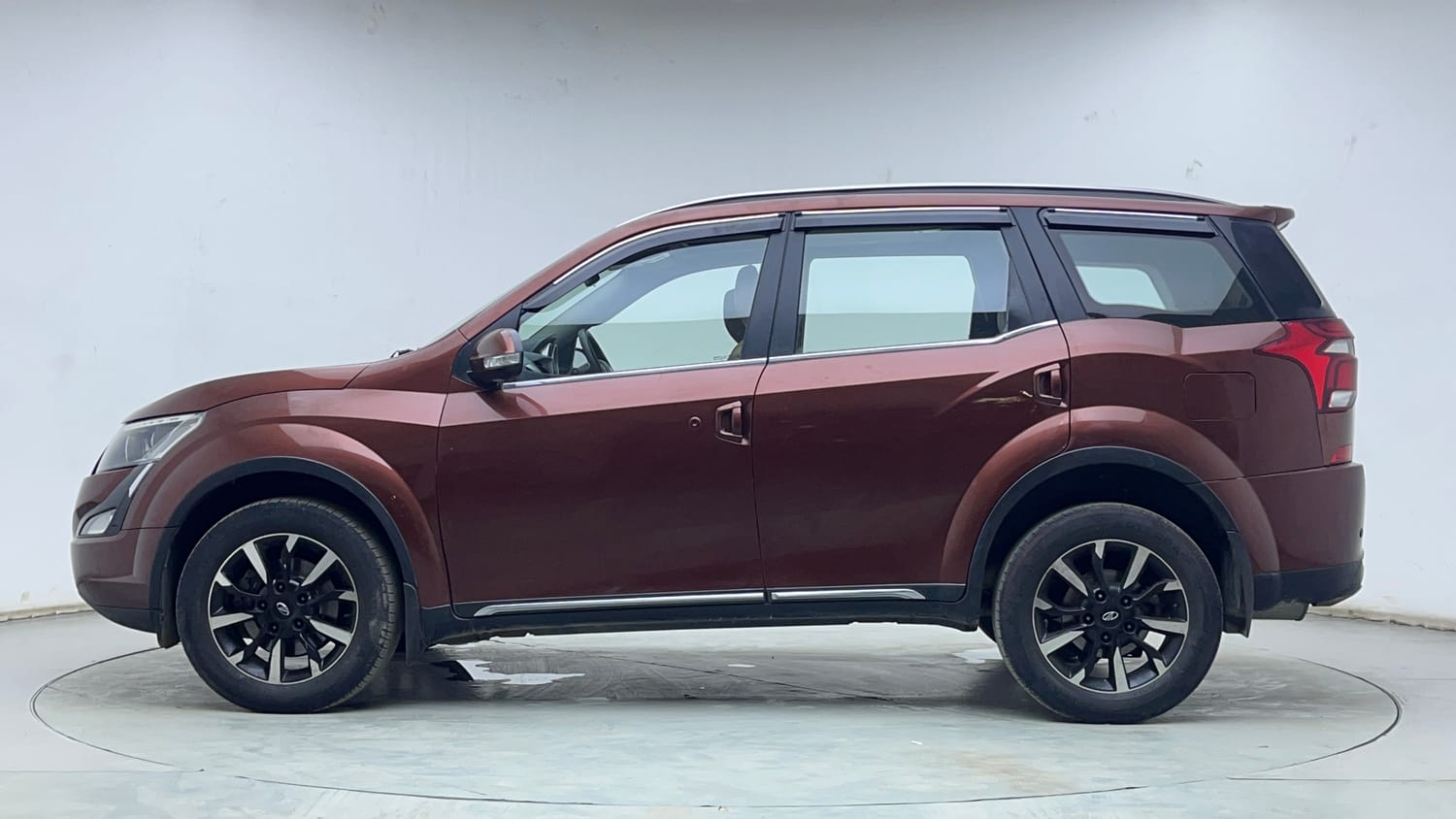 Used 2018 Mahindra XUV500 W11 AT Diesel Automatic exterior LEFT SIDE VIEW