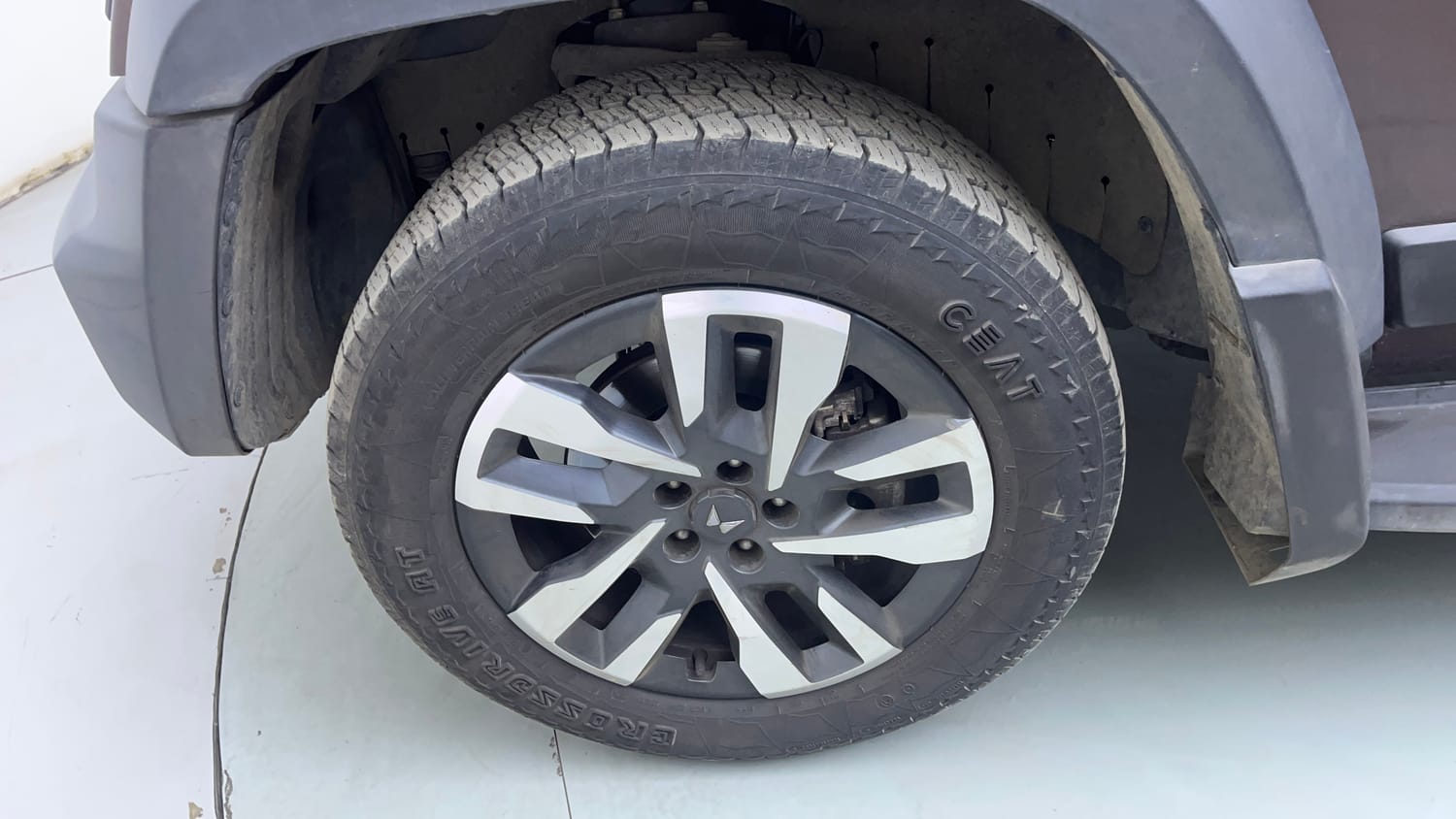 Used 2024 Mahindra Thar Roxx AX7 L Diesel AT 2WD Diesel Automatic tyres LEFT FRONT TYRE RIM VIEW