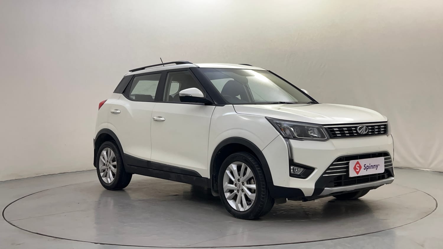 Used 2021 Mahindra XUV 300 W8 1.2 Petrol Petrol Manual exterior RIGHT FRONT CORNER VIEW