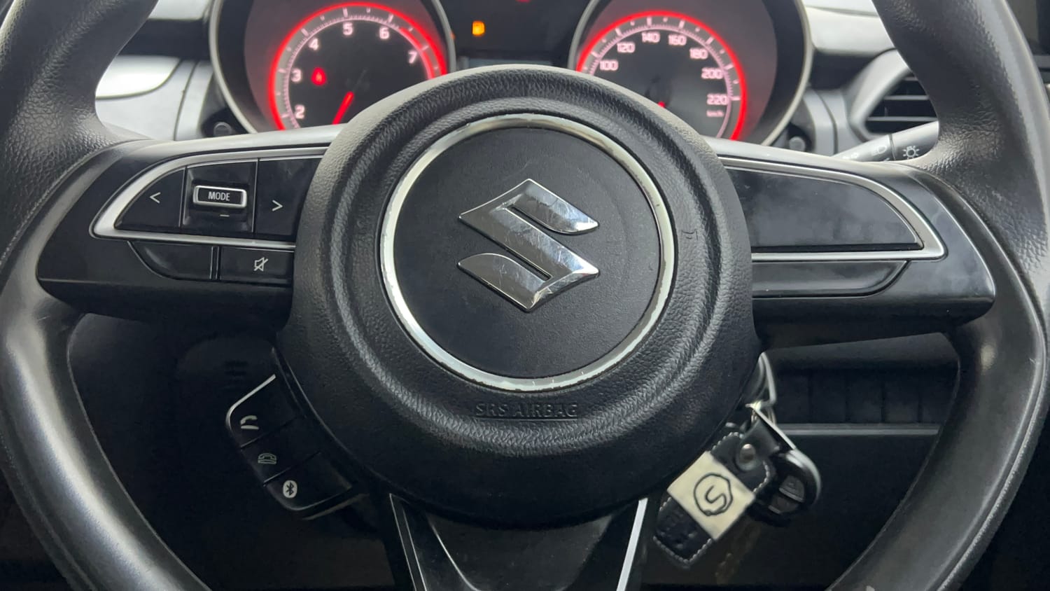 Used 2020 Maruti Suzuki Swift VXi AMT Petrol Automatic top_features Steering mounted controls