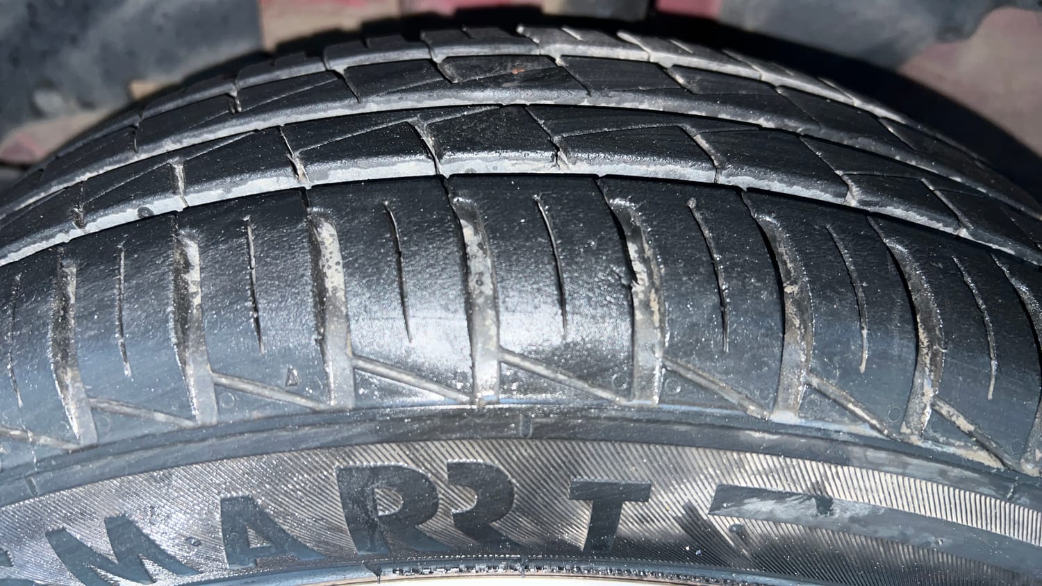 Used 2021 Renault Kwid RXT 1.0 Opt Petrol Manual tyres LEFT FRONT TYRE TREAD VIEW