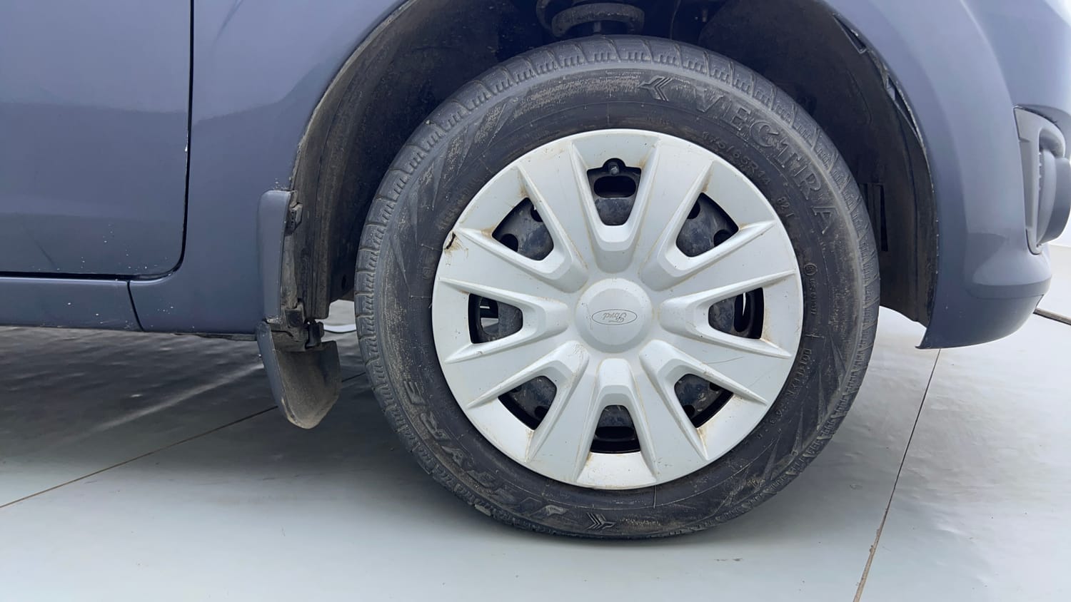 Used 2013 Ford Figo Duratec Petrol ZXI 1.2 Petrol Manual tyres RIGHT FRONT TYRE RIM VIEW
