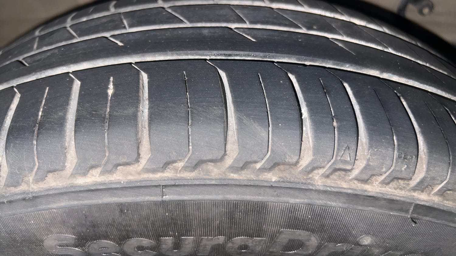 Used 2022 Tata Tiago XZA Plus Petrol Automatic tyres RIGHT REAR TYRE TREAD VIEW