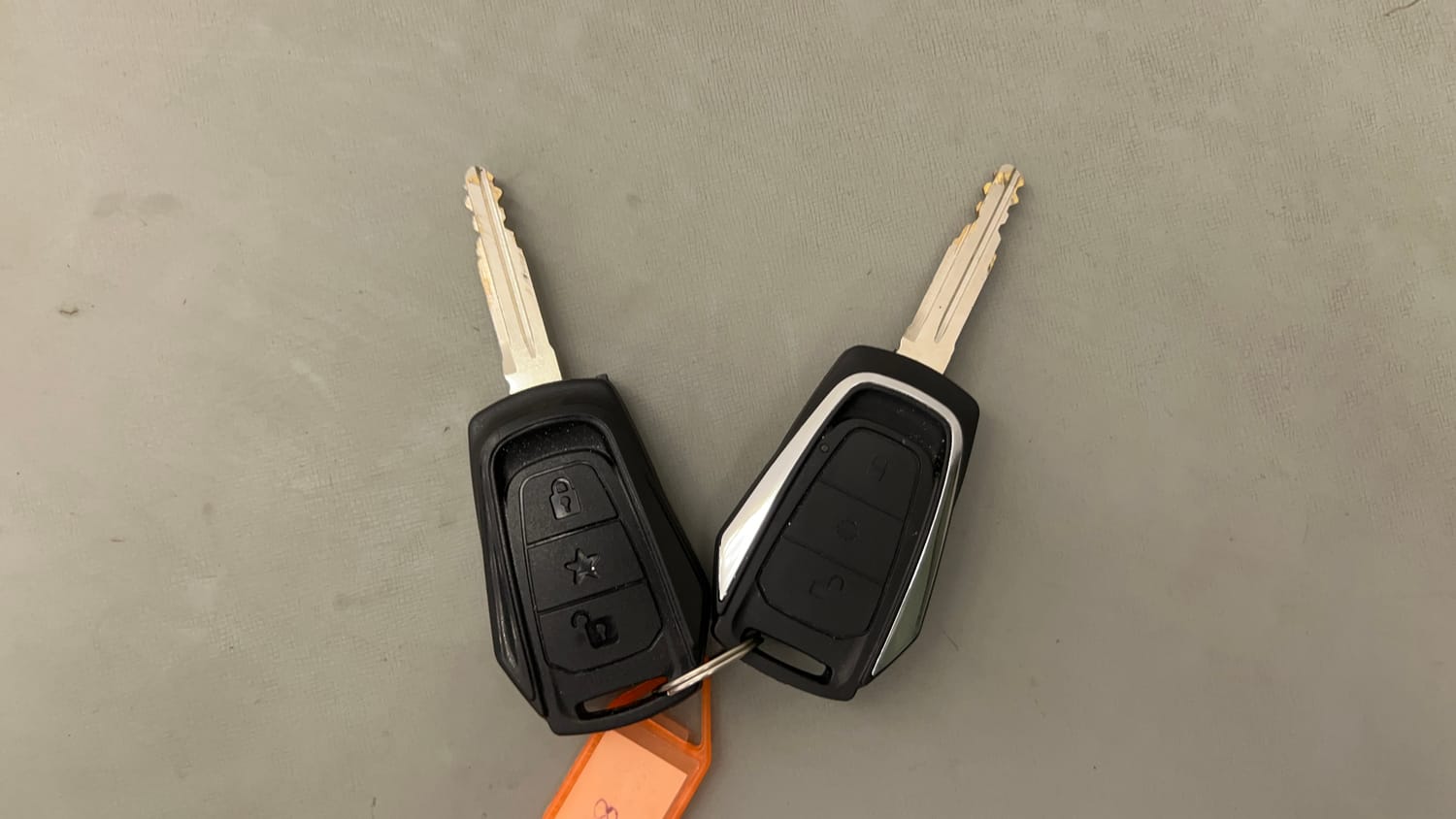 Used 2016 Mahindra KUV100 K6 6 STR Petrol Manual extra CAR KEY VIEW