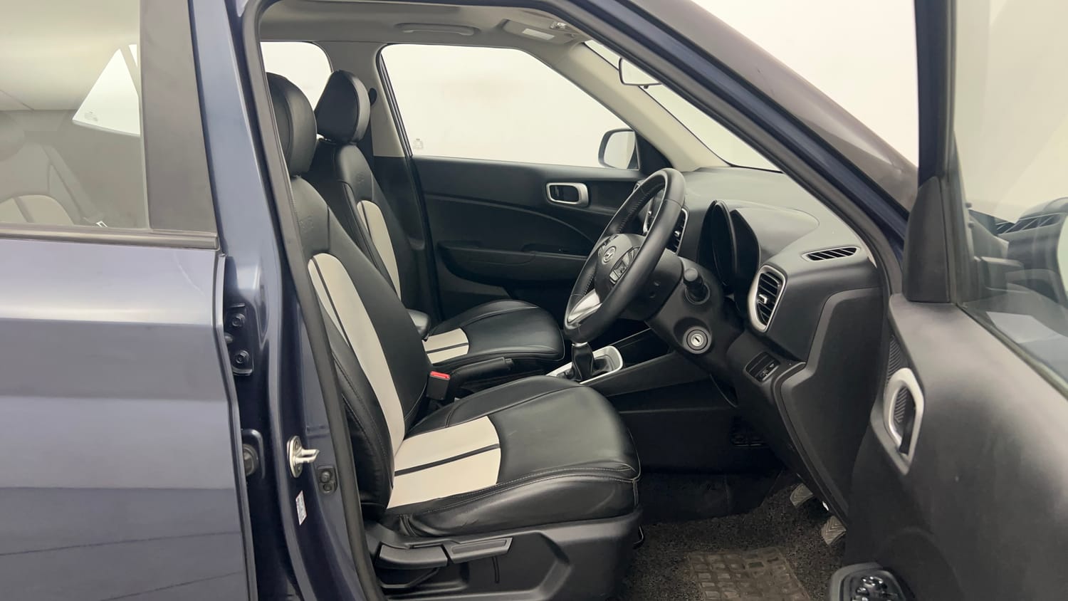 Used 2021 Hyundai Venue SX 1.5 CRDi Diesel Manual interior RIGHT SIDE FRONT DOOR CABIN VIEW