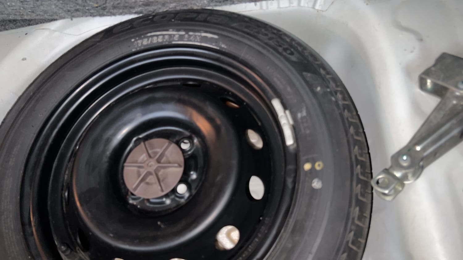 Used 2018 Maruti Suzuki Ignis [2017-2020] Zeta AMT Petrol Dual Tone Petrol Automatic tyres SPARE TYRE VIEW