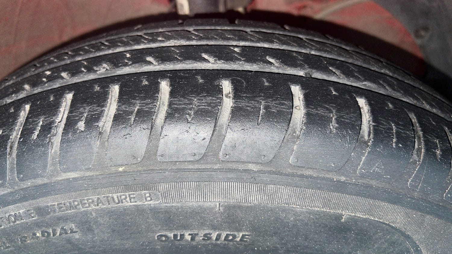 Used 2020 Maruti Suzuki Swift VXi AMT Petrol Automatic tyres RIGHT FRONT TYRE TREAD VIEW