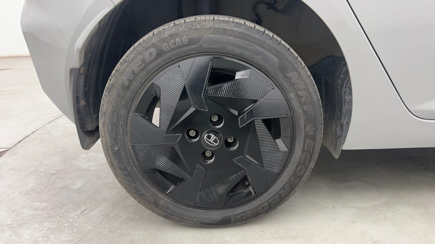 Used 2025 Tata Altroz Creative Petrol 5AMT Petrol Automatic tyres RIGHT REAR TYRE RIM VIEW
