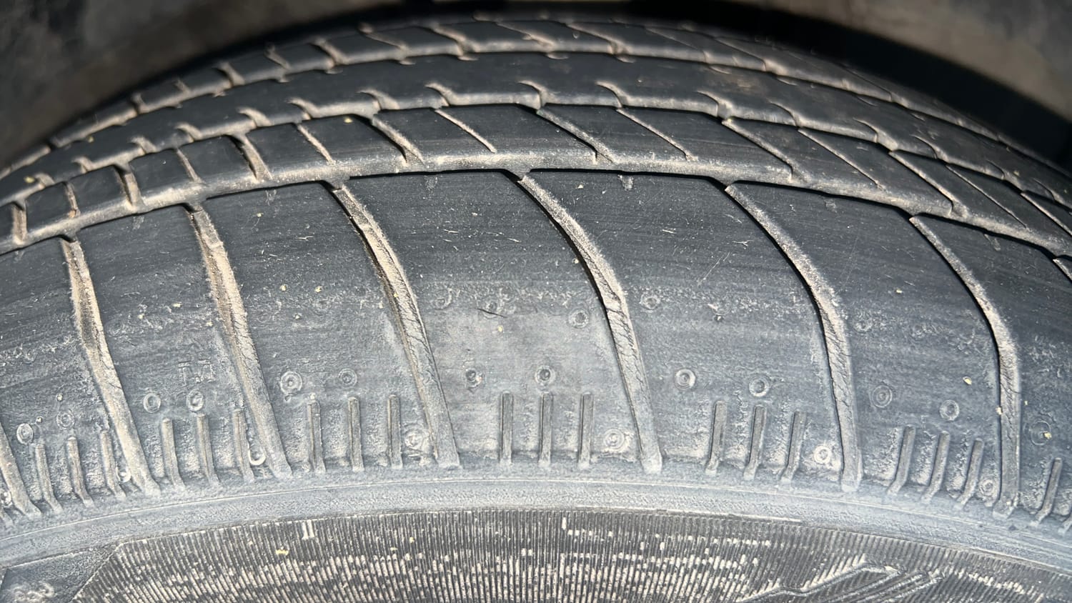 Used 2013 Ford Figo Duratec Petrol ZXI 1.2 Petrol Manual tyres RIGHT FRONT TYRE TREAD VIEW