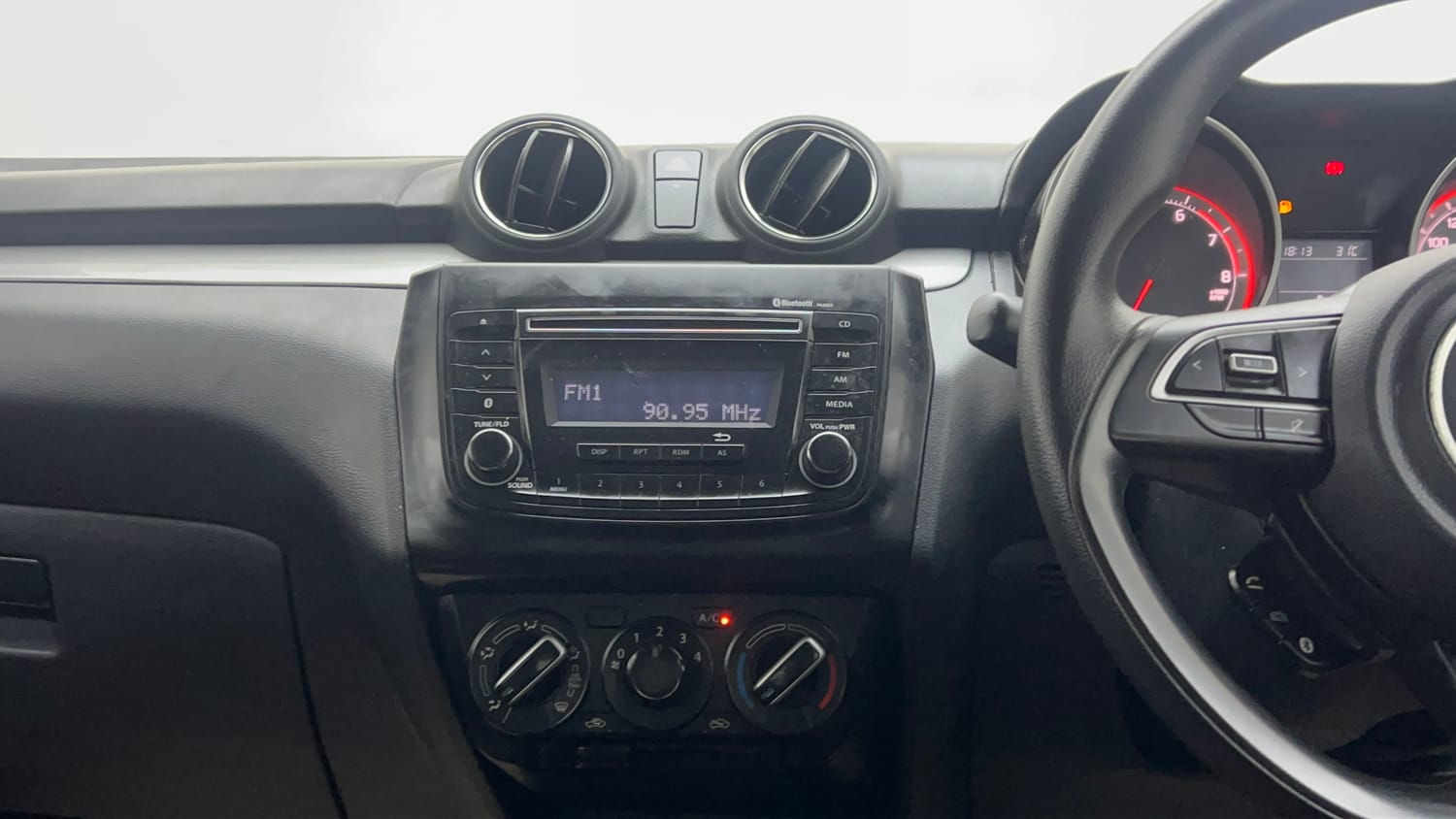 Used 2020 Maruti Suzuki Swift VXi AMT Petrol Automatic interior MUSIC SYSTEM & AC CONTROL VIEW