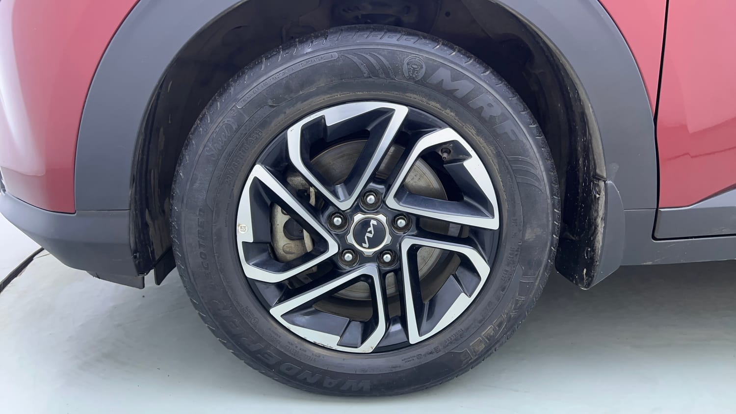 Used 2022 Kia Carens Luxury Plus 1.4 Petrol 6 STR Petrol Manual tyres LEFT FRONT TYRE RIM VIEW