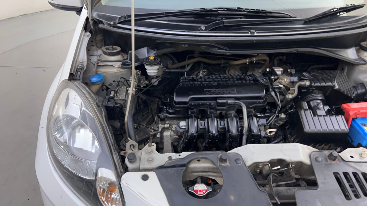 Used 2015 Honda Amaze 1.2 SX i-VTEC Petrol Manual engine ENGINE RIGHT SIDE HINGE & APRON VIEW