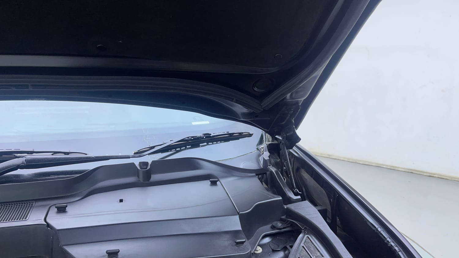 Used 2023 Tata Harrier XZ Plus Dark Edition Diesel Manual engine ENGINE LEFT SIDE HINGE & APRON VIEW