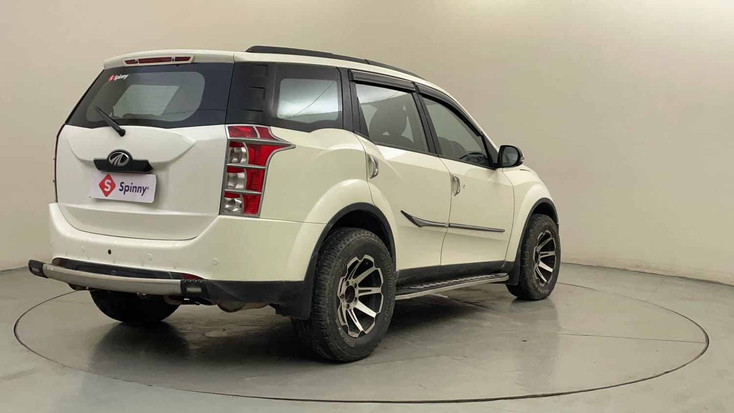 Used 2015 Mahindra XUV500 W6 Diesel Manual exterior RIGHT REAR CORNER VIEW