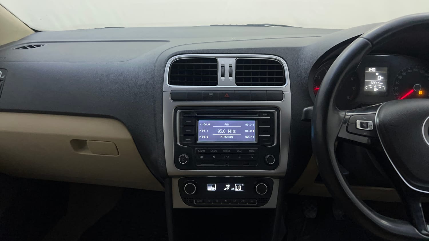 Used 2014 Volkswagen Polo Highline1.2L (P) Petrol Manual interior MUSIC SYSTEM & AC CONTROL VIEW