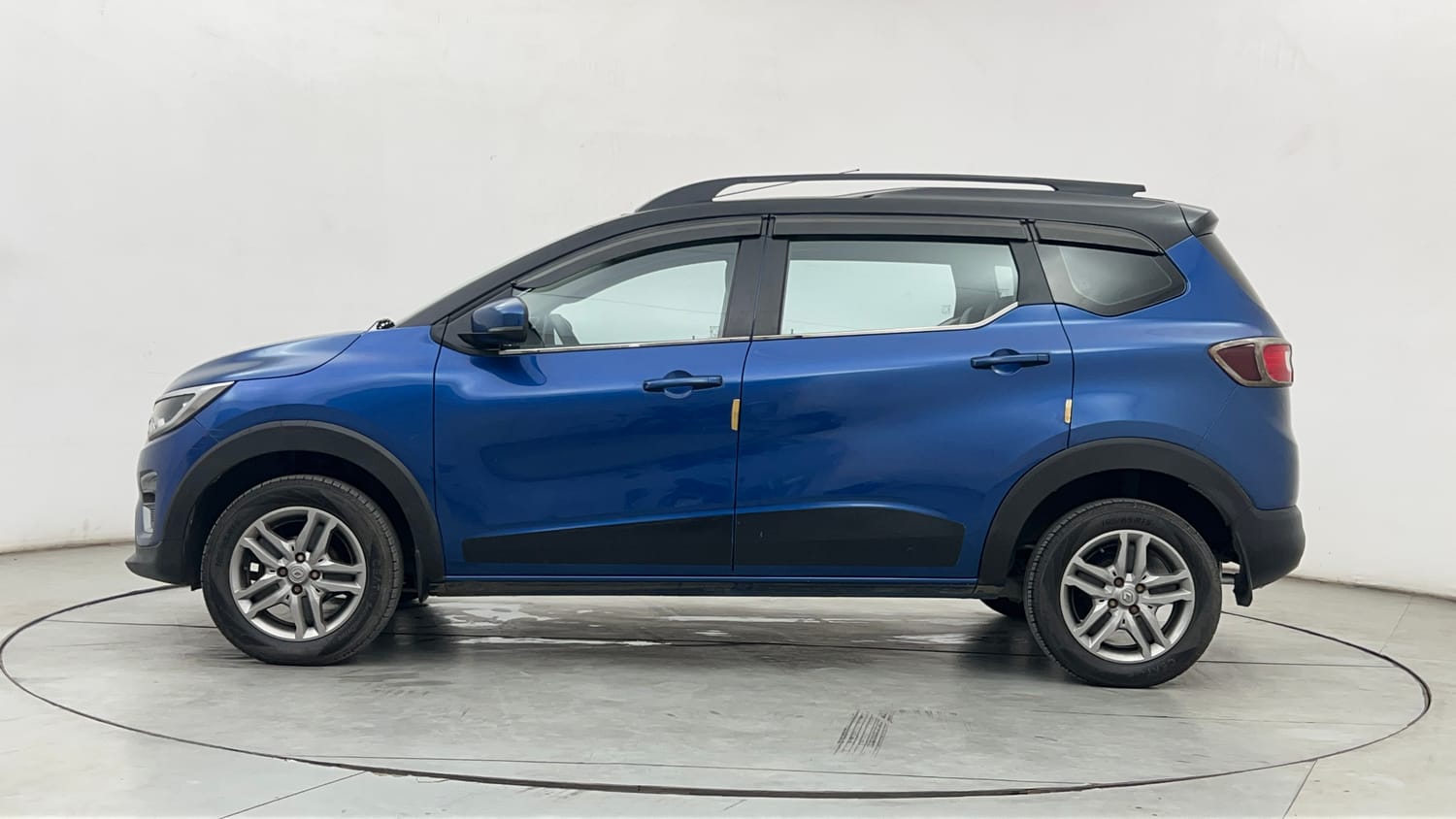 Used 2022 Renault Triber RXZ Dual Tone Petrol Manual exterior LEFT SIDE VIEW