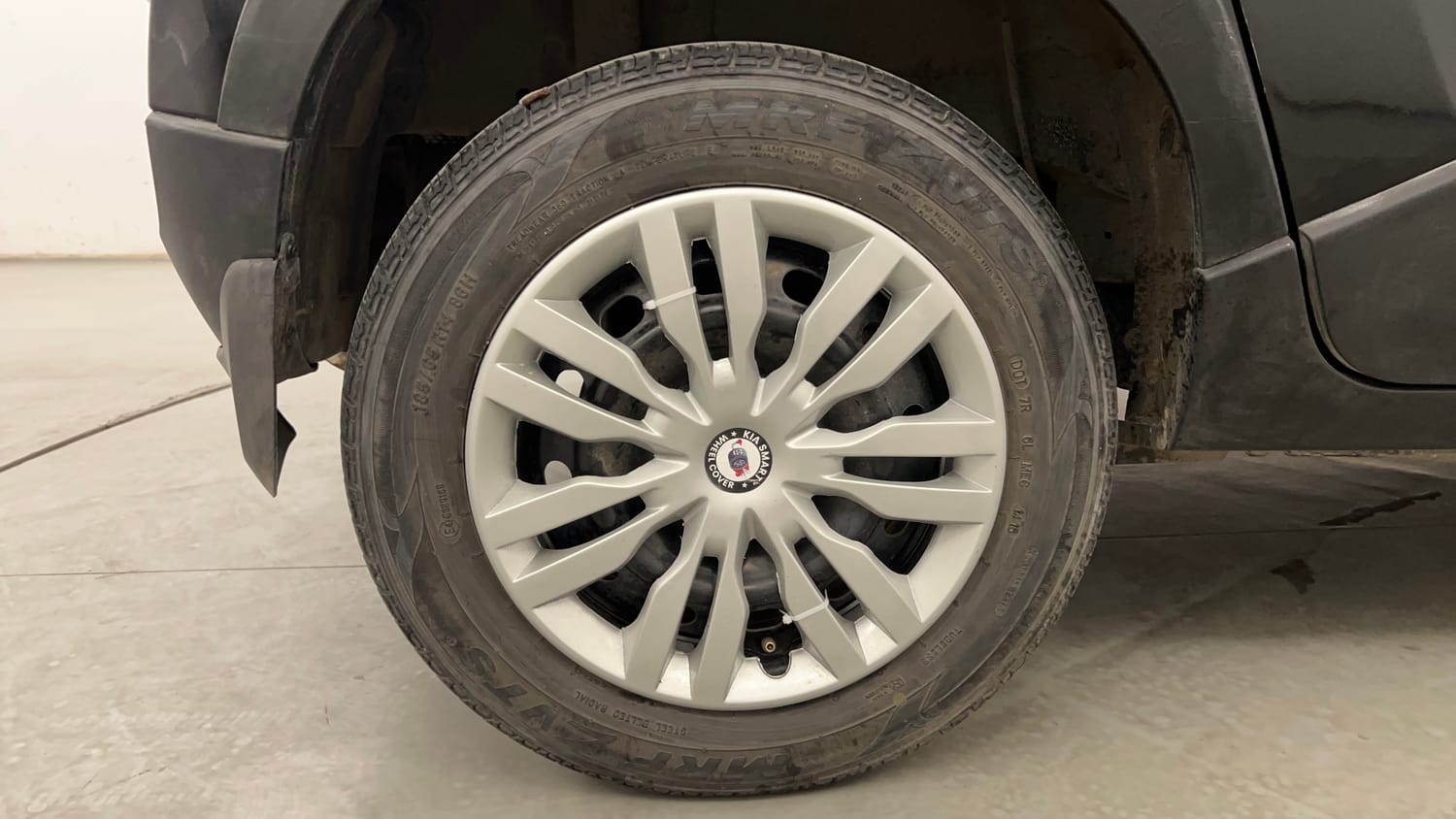 Used 2016 Mahindra KUV100 K6 6 STR Petrol Manual tyres RIGHT REAR TYRE RIM VIEW