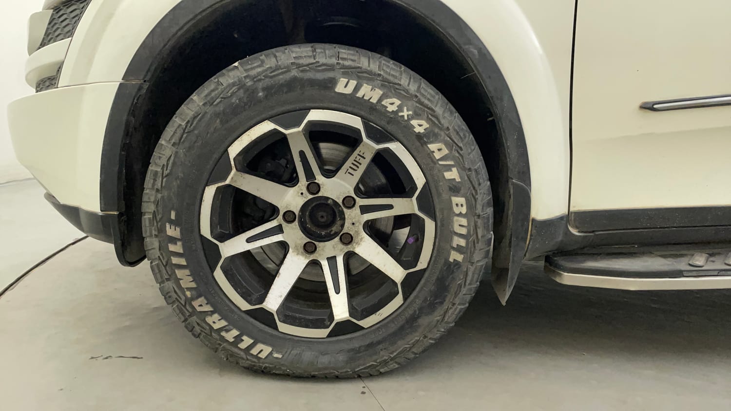 Used 2015 Mahindra XUV500 W6 Diesel Manual tyres LEFT FRONT TYRE RIM VIEW