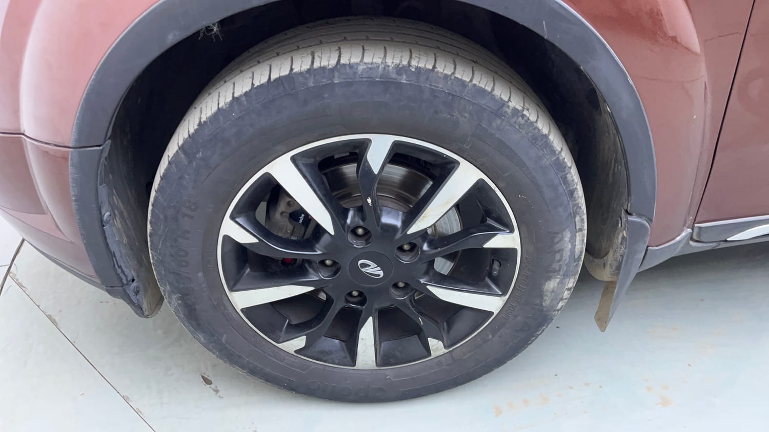 Used 2018 Mahindra XUV500 W11 AT Diesel Automatic tyres LEFT FRONT TYRE RIM VIEW