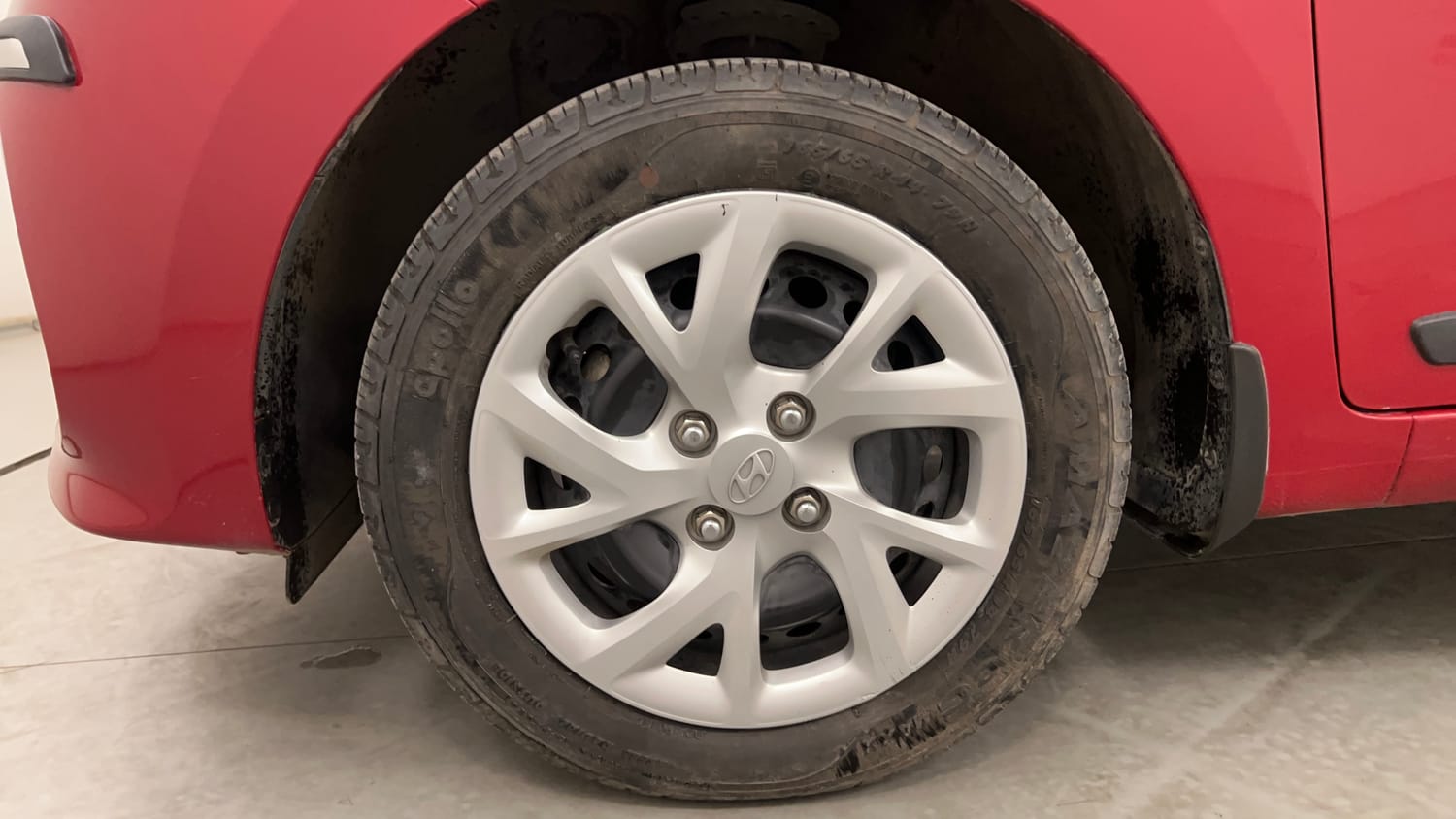 Used 2017 Hyundai Grand i10 Sportz (O) 1.2 Kappa VTVT Petrol Manual tyres LEFT FRONT TYRE RIM VIEW