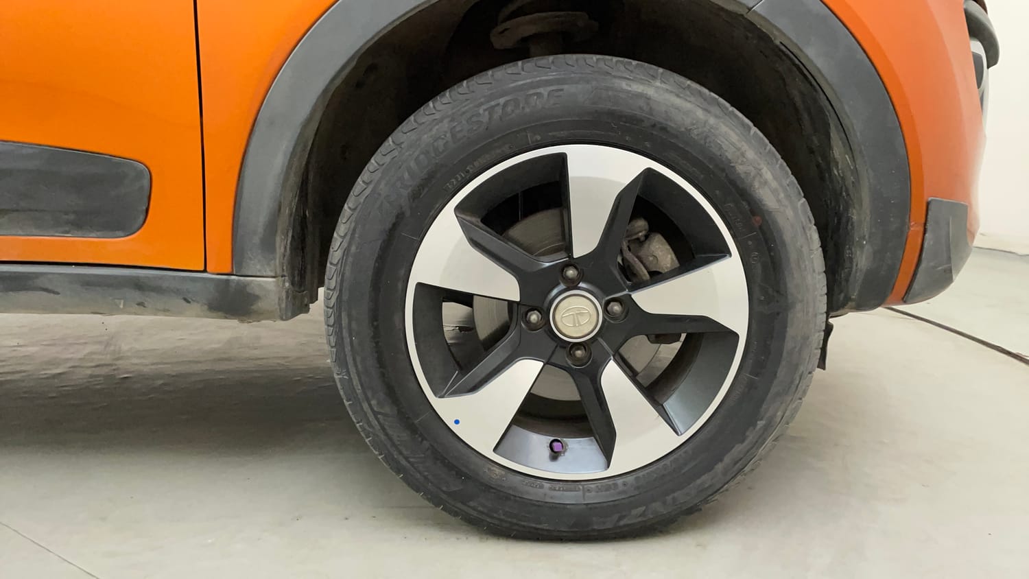 Used 2018 Tata Nexon XZ Plus Petrol Manual tyres RIGHT FRONT TYRE RIM VIEW