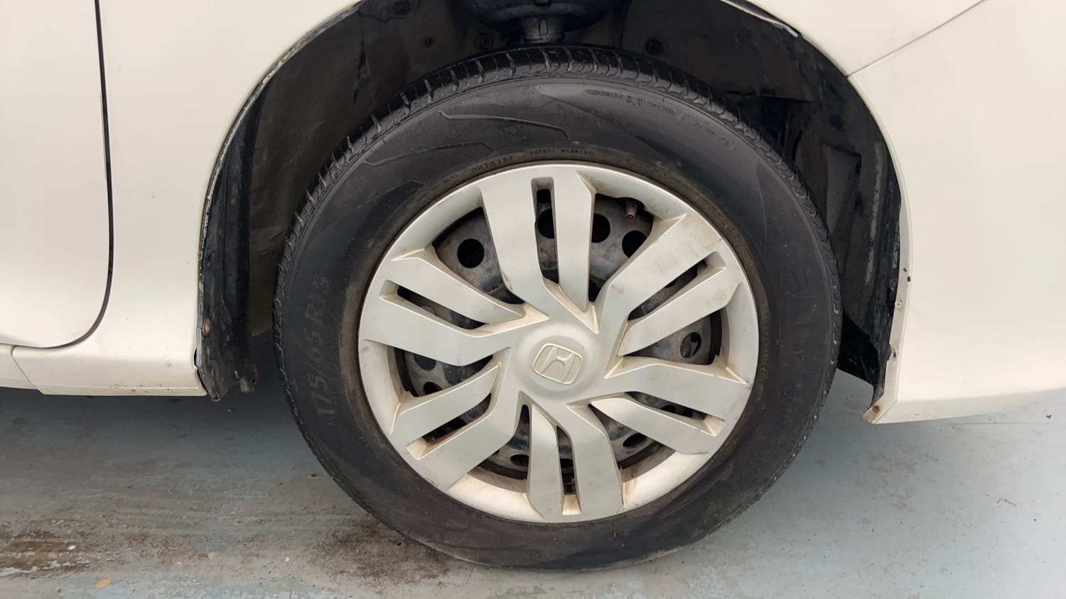 Used 2014 Honda City S Petrol Manual tyres RIGHT FRONT TYRE RIM VIEW