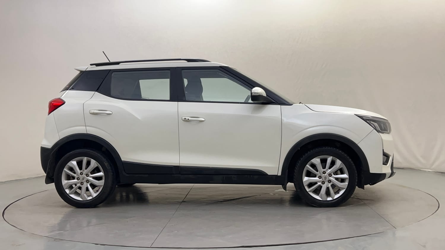 Used 2021 Mahindra XUV 300 W8 1.2 Petrol Petrol Manual exterior RIGHT SIDE VIEW
