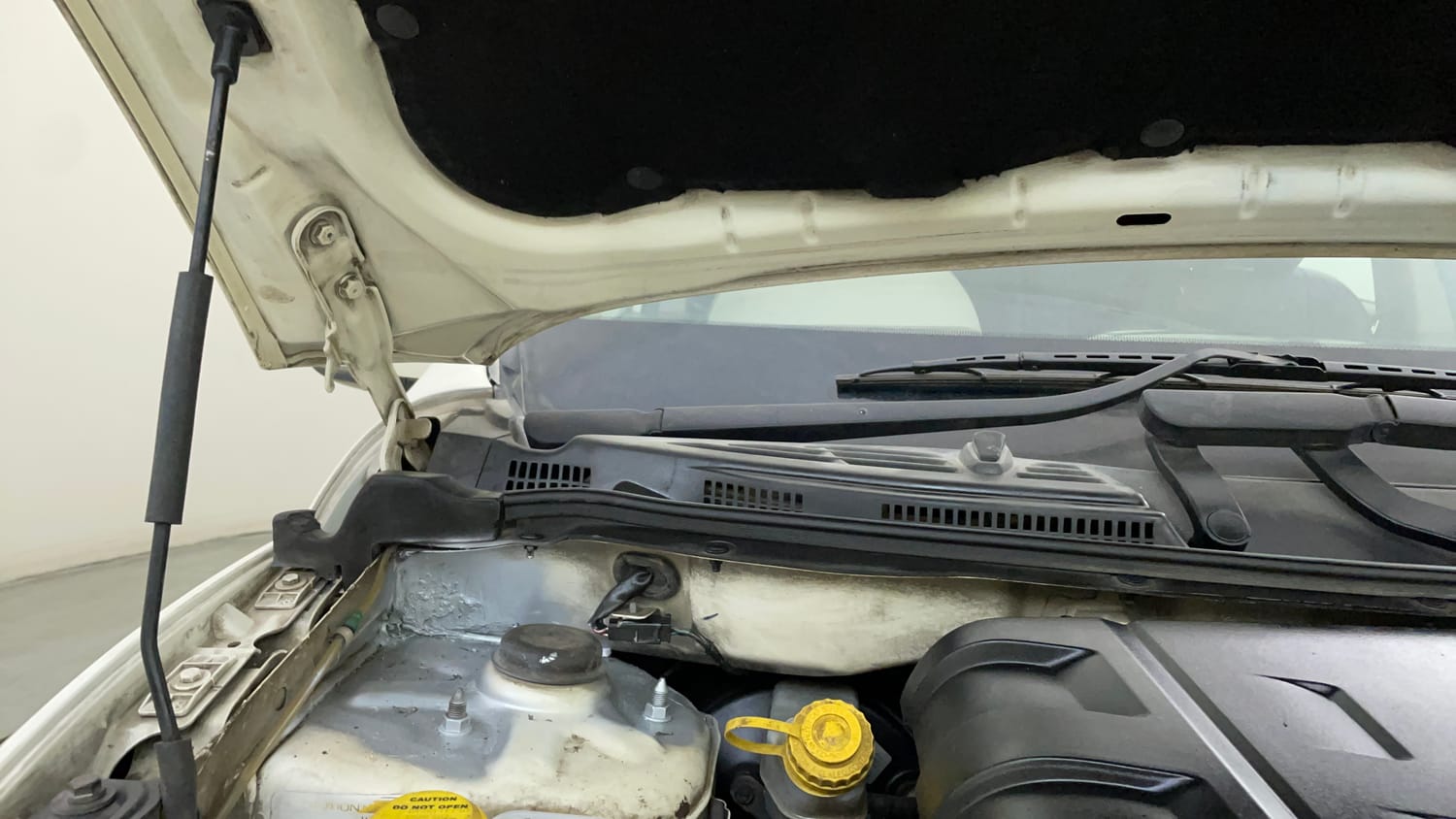 Used 2015 Mahindra XUV500 W6 Diesel Manual engine ENGINE RIGHT SIDE HINGE & APRON VIEW