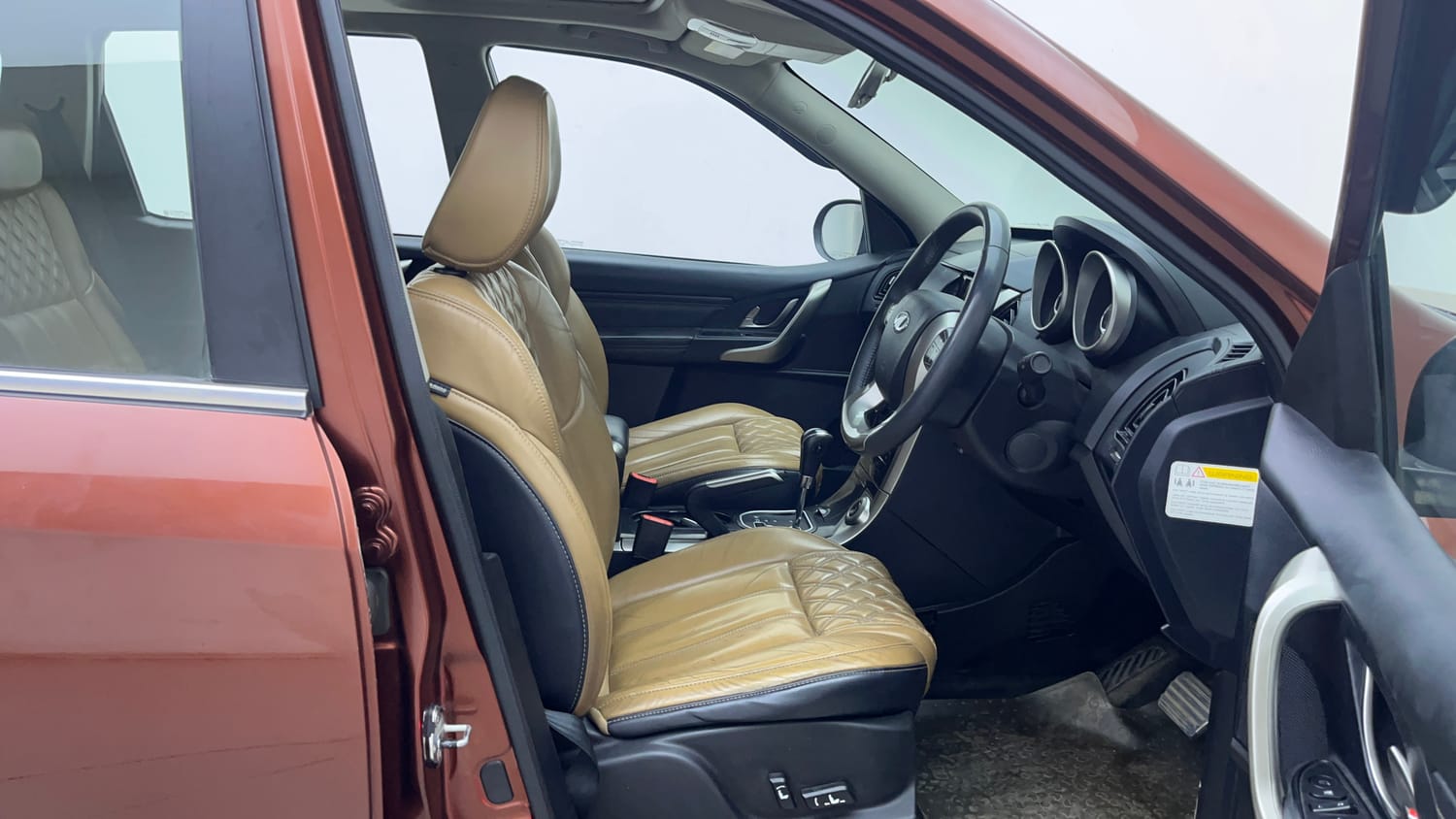Used 2018 Mahindra XUV500 W11 AT Diesel Automatic interior RIGHT SIDE FRONT DOOR CABIN VIEW