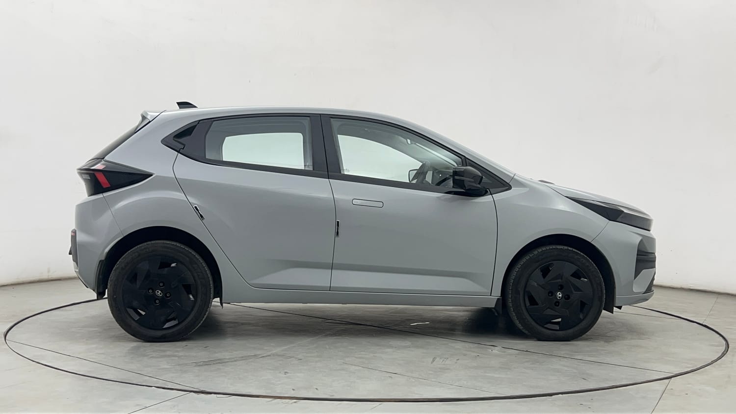 Used 2025 Tata Altroz Creative Petrol 5AMT Petrol Automatic exterior RIGHT SIDE VIEW