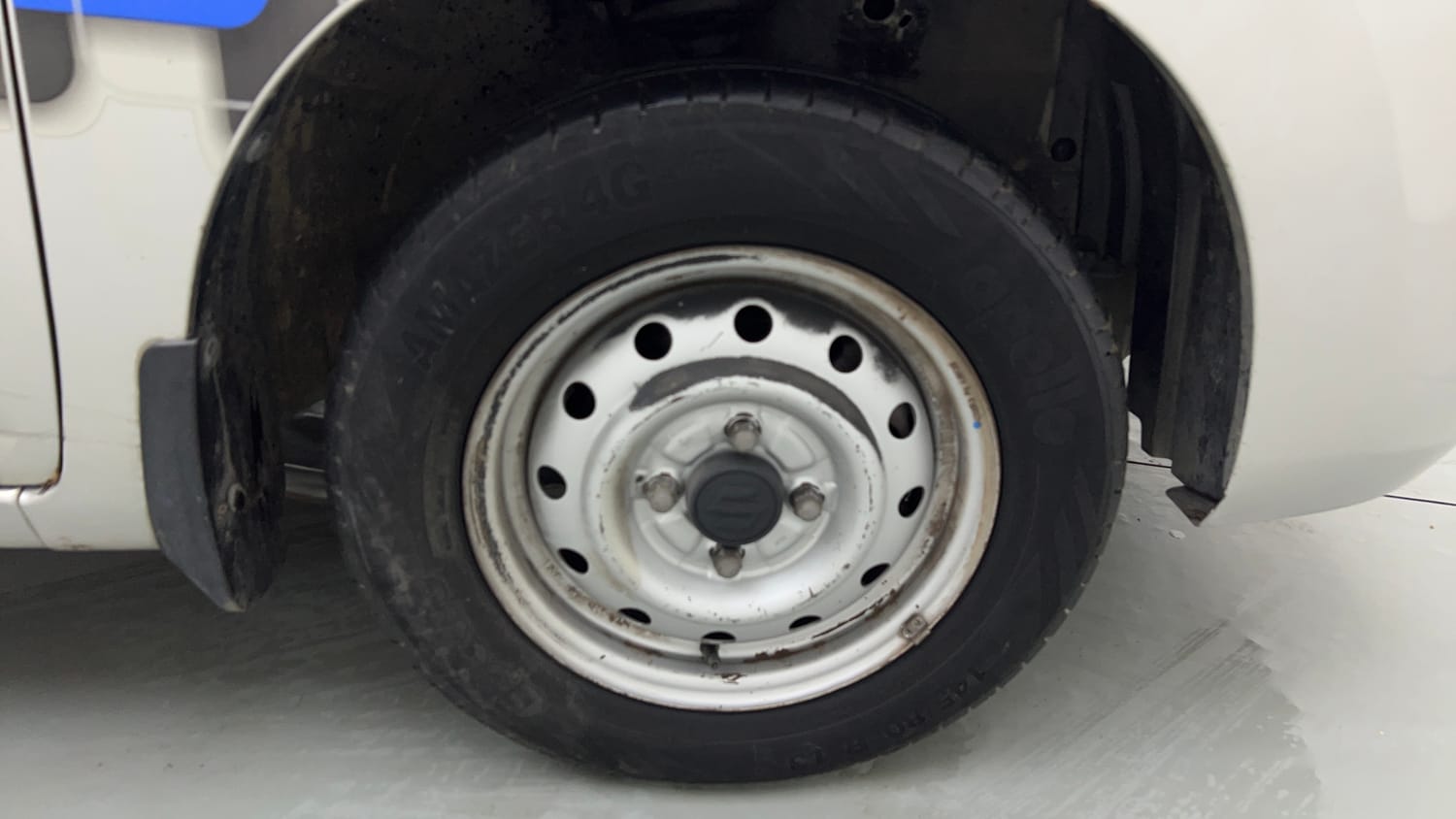 Used 2013 Maruti Suzuki Wagon R LXI CNG Cng Manual tyres RIGHT FRONT TYRE RIM VIEW