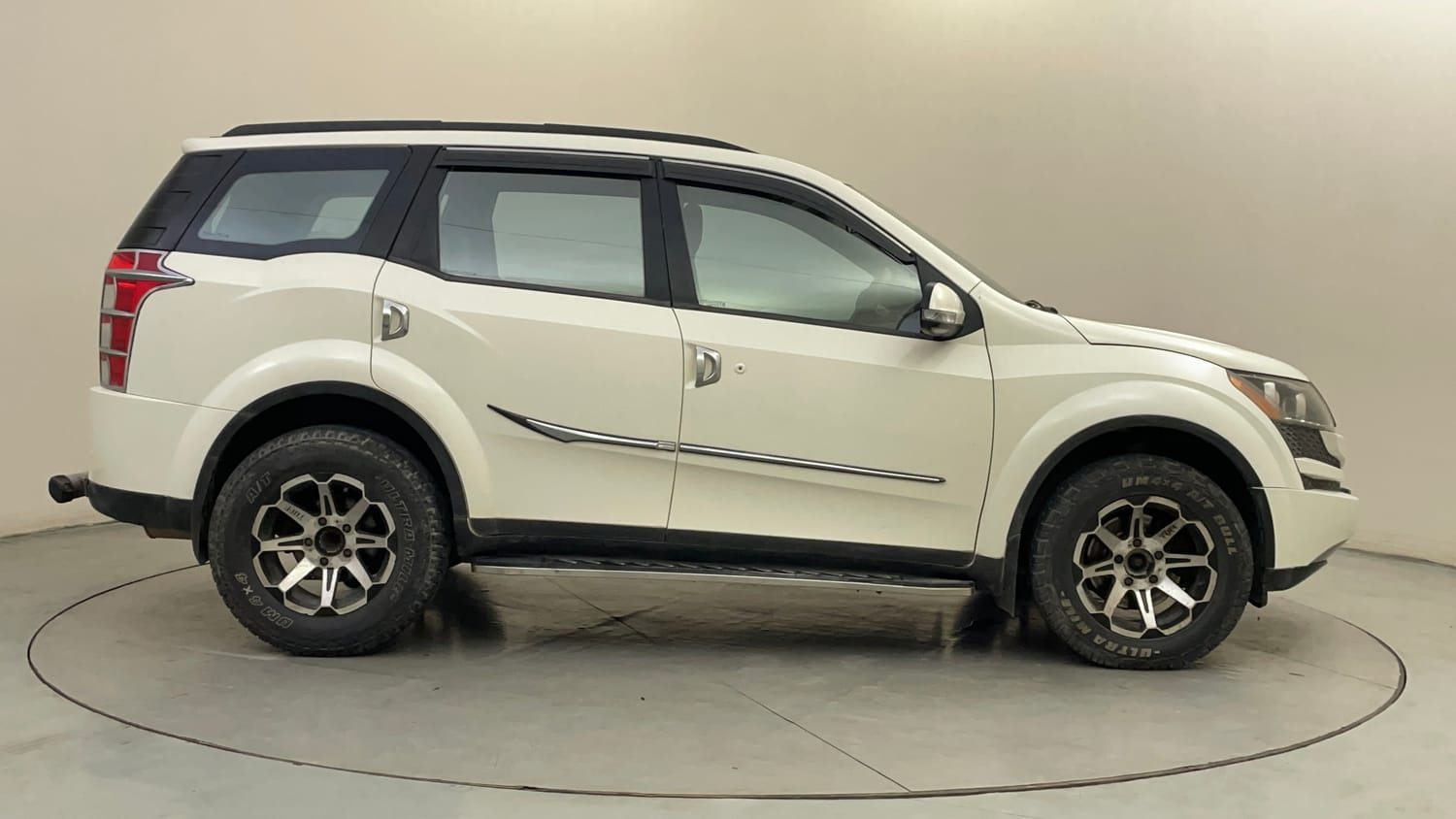 Used 2015 Mahindra XUV500 W6 Diesel Manual exterior RIGHT SIDE VIEW