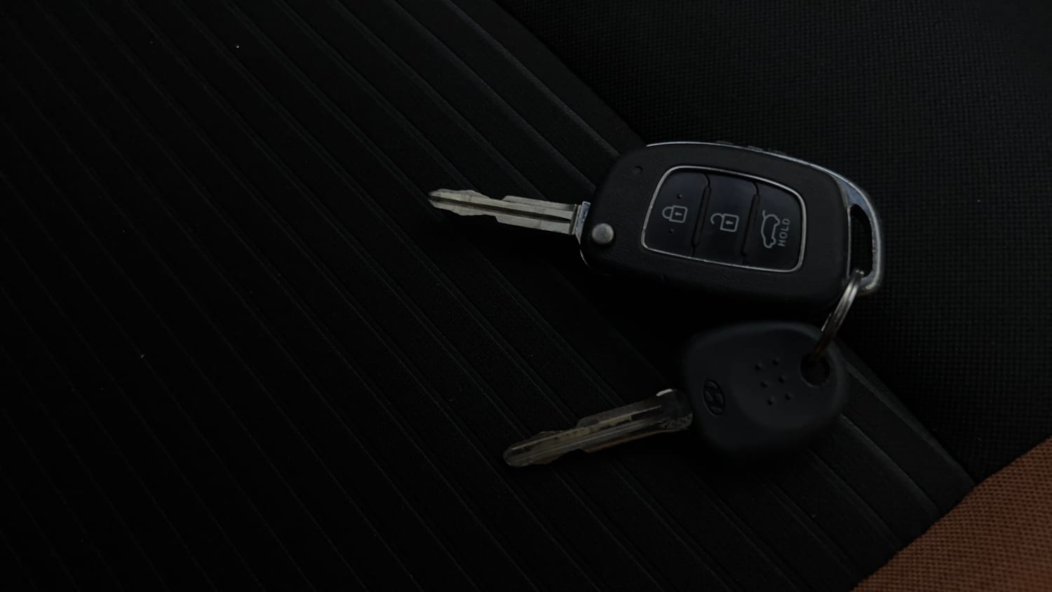 Used 2017 Hyundai Elite i20 Asta 1.2 Dual Tone Petrol Manual extra CAR KEY VIEW