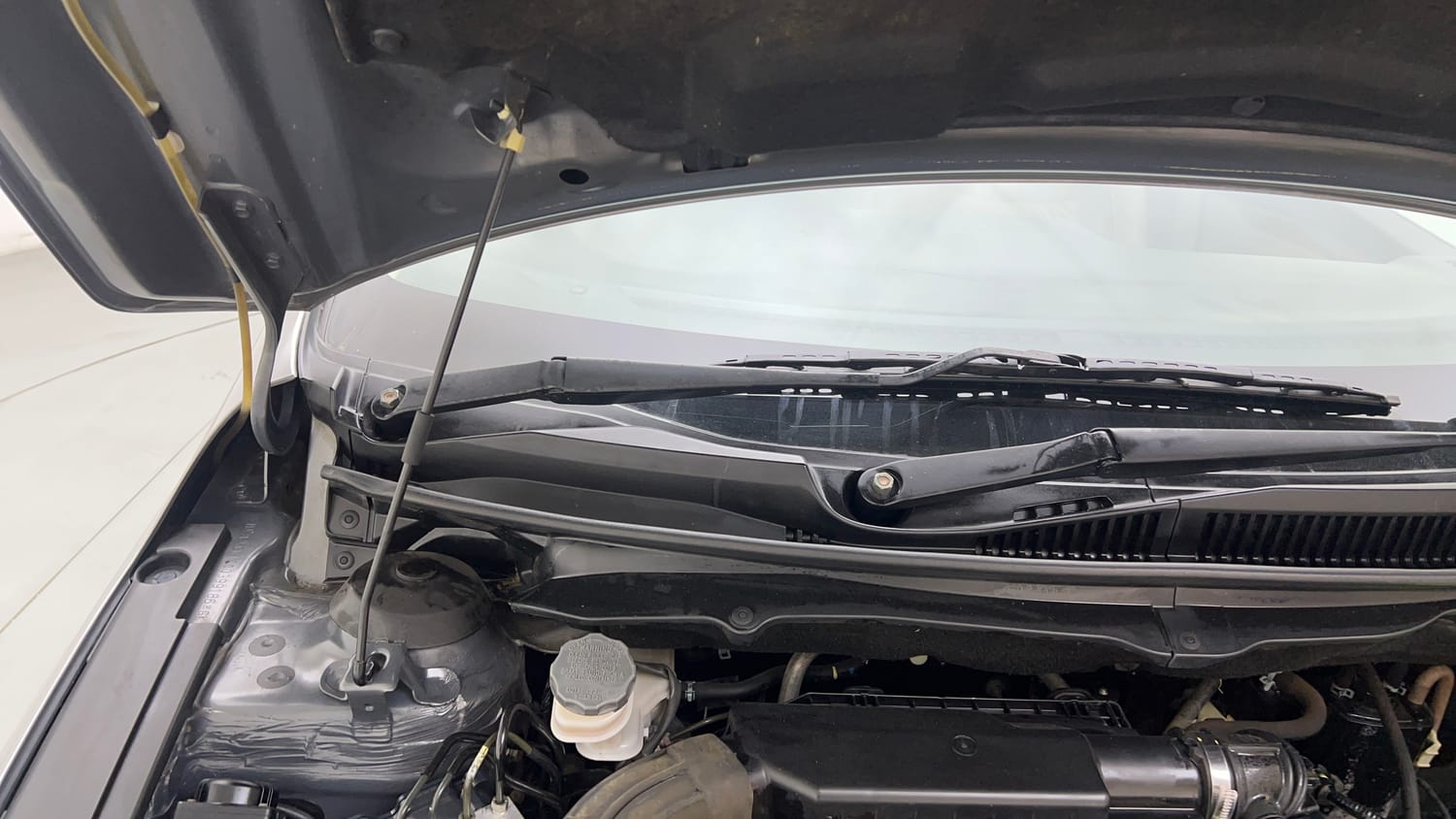 Used 2019 Maruti Suzuki Ciaz Alpha Hybrid 1.5 Petrol Manual engine ENGINE RIGHT SIDE HINGE & APRON VIEW