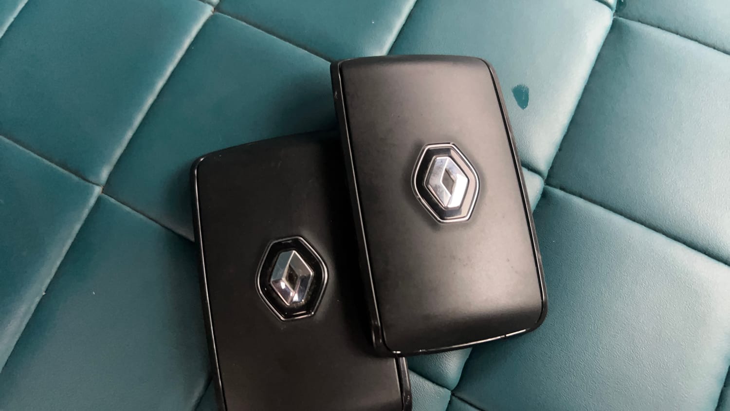Used 2022 Renault Triber RXZ Dual Tone Petrol Manual extra CAR KEY VIEW