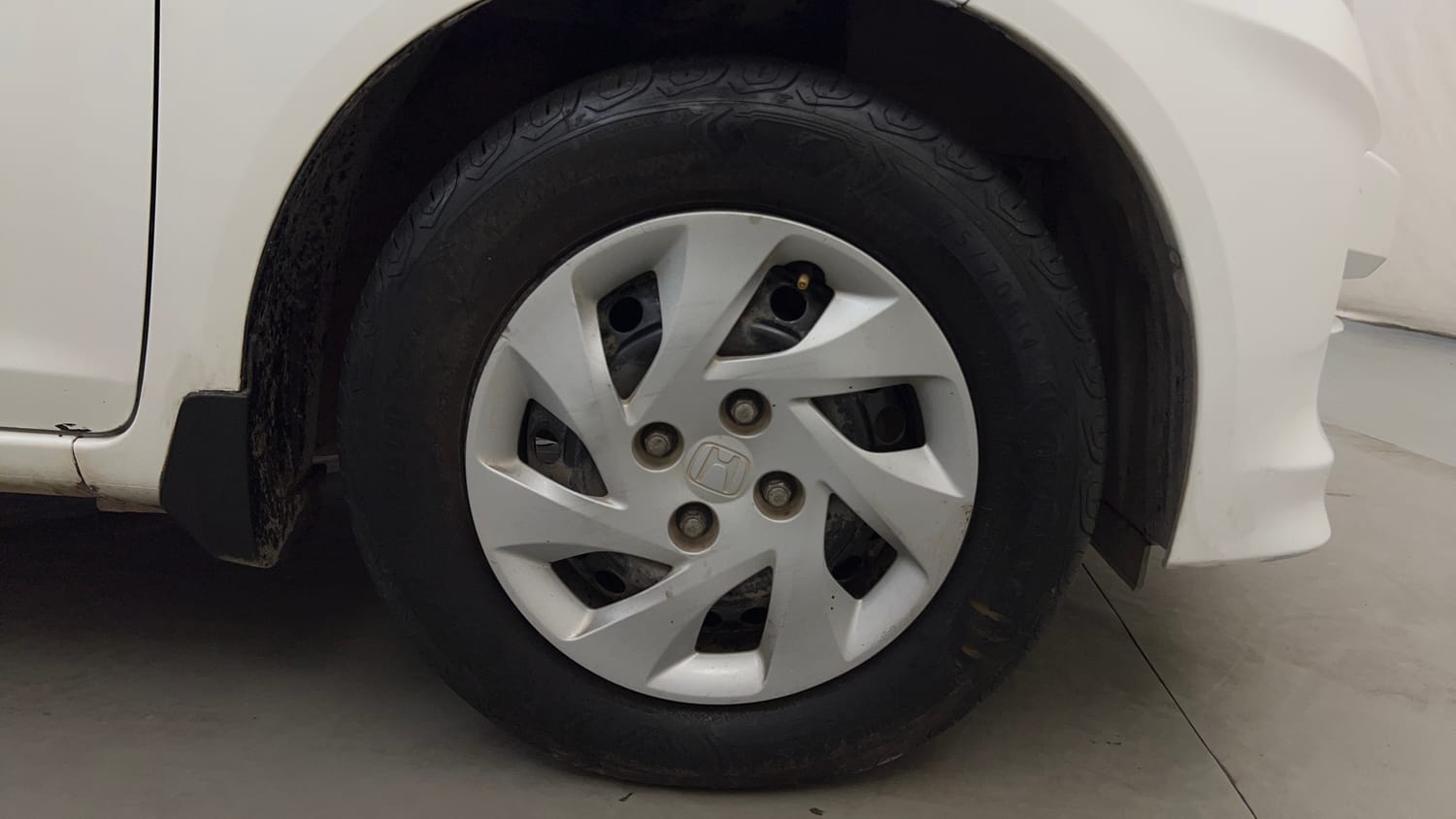 Used 2015 Honda Amaze 1.2 SX i-VTEC Petrol Manual tyres RIGHT FRONT TYRE RIM VIEW