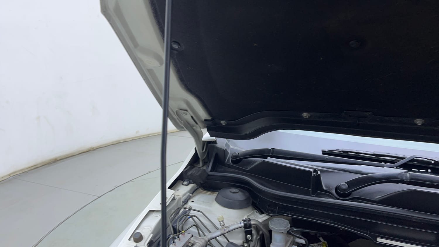 Used 2021 Maruti Suzuki S-Cross Zeta AT Petrol Automatic engine ENGINE RIGHT SIDE HINGE & APRON VIEW