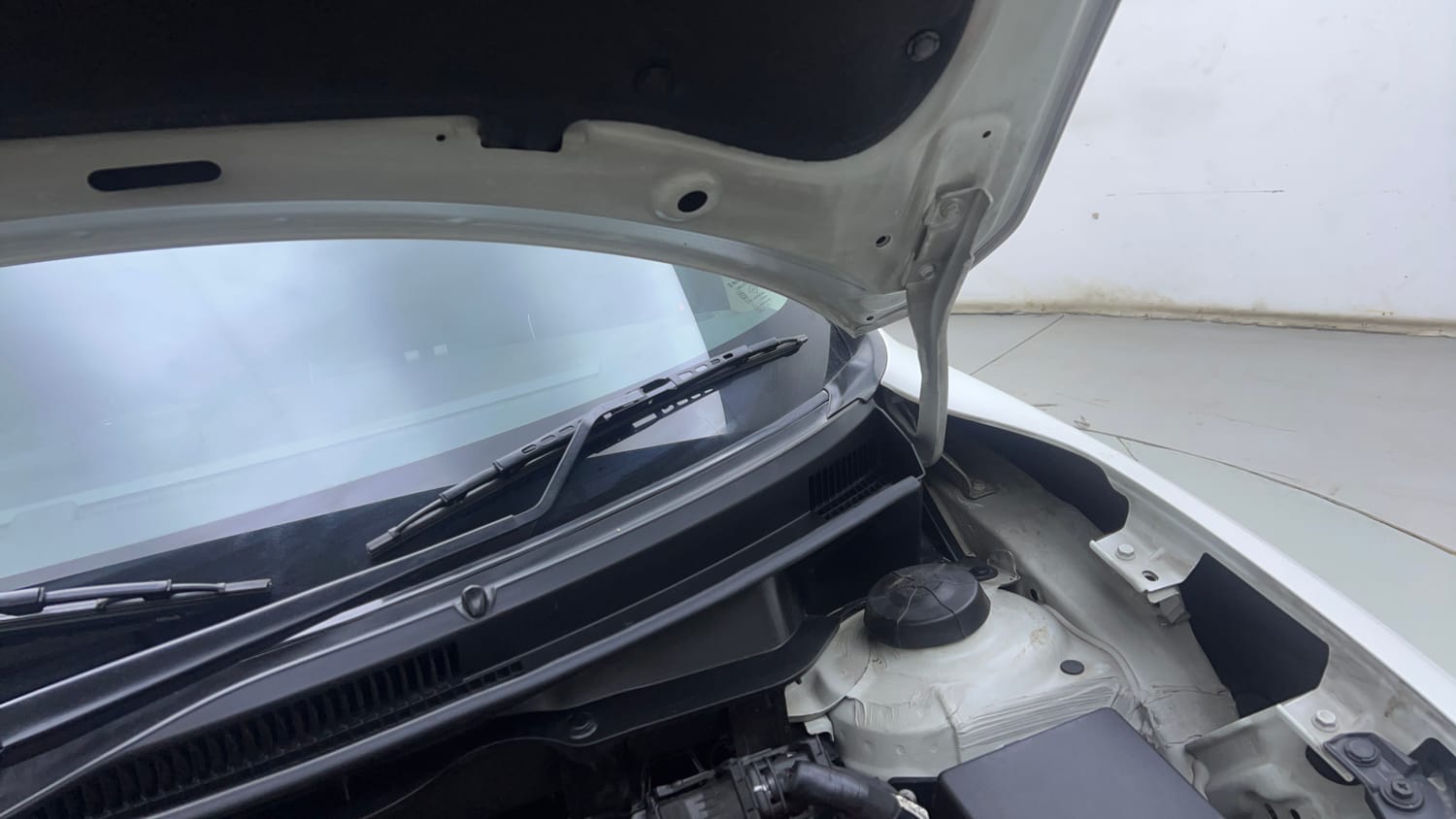 Used 2020 Maruti Suzuki Swift ZXi AMT Petrol Automatic engine ENGINE LEFT SIDE HINGE & APRON VIEW