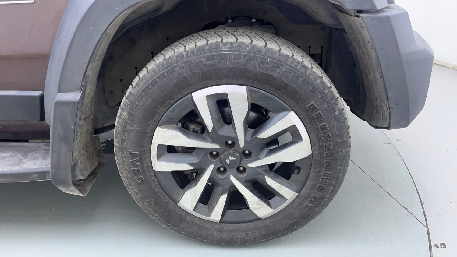 Used 2024 Mahindra Thar Roxx AX7 L Diesel AT 2WD Diesel Automatic tyres RIGHT FRONT TYRE RIM VIEW