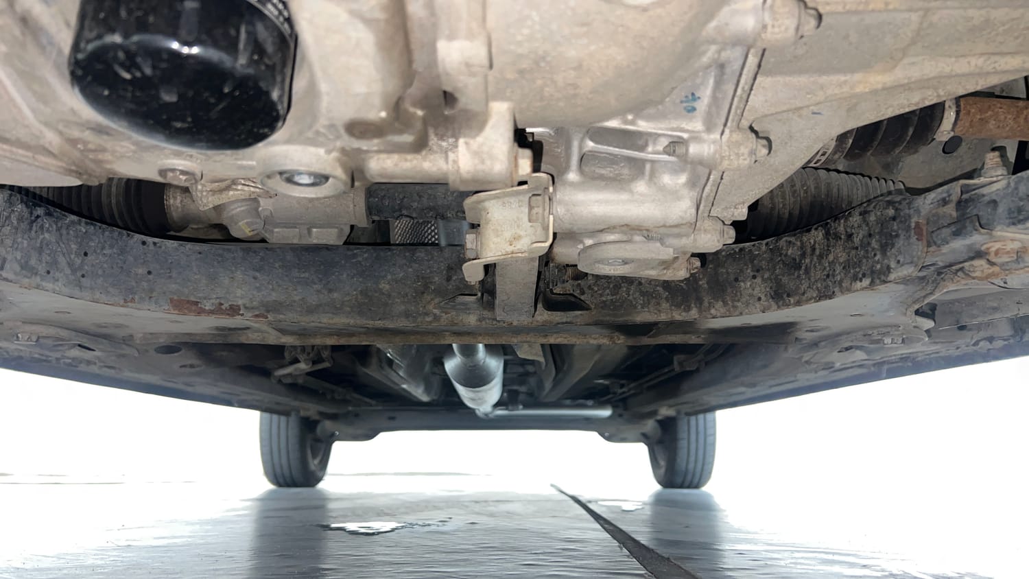 Used 2022 Renault Triber RXZ Dual Tone Petrol Manual extra FRONT LEFT UNDERBODY VIEW