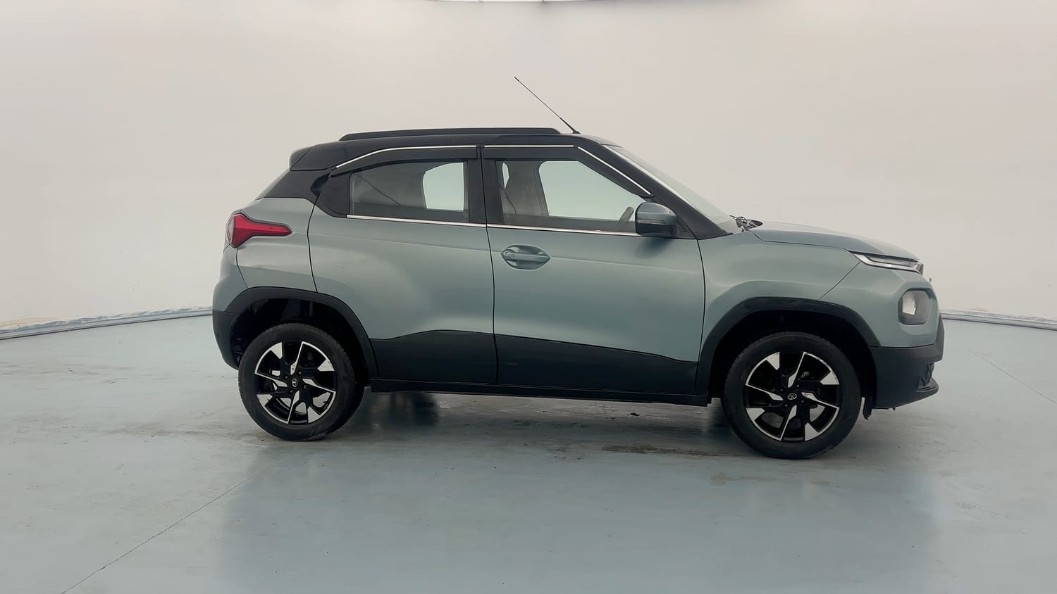 Used 2022 Tata Punch Creative Dual Tone Petrol Manual exterior RIGHT SIDE VIEW
