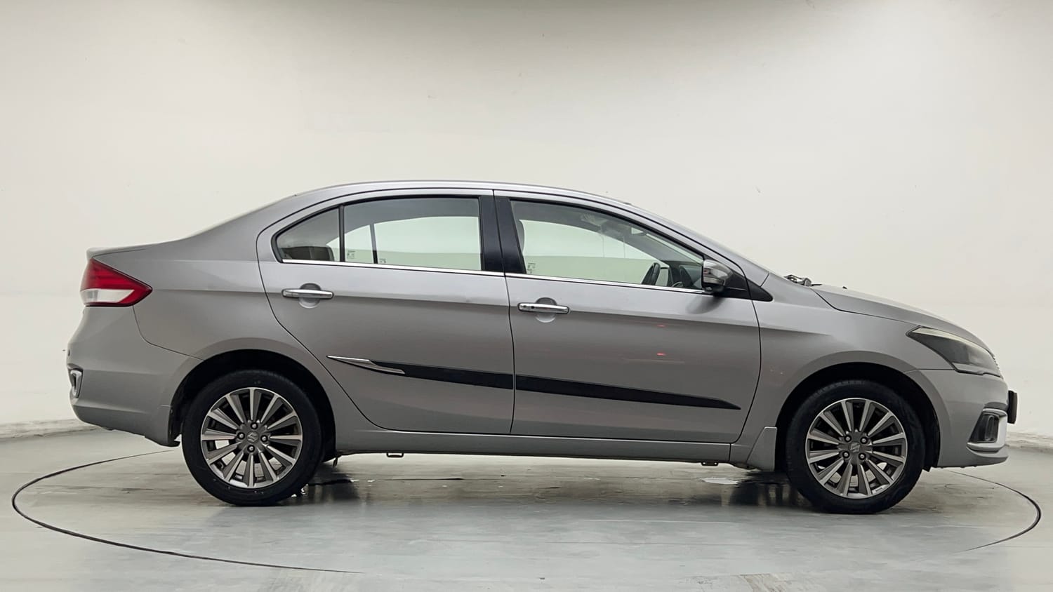 Used 2019 Maruti Suzuki Ciaz Alpha Hybrid 1.5 Petrol Manual exterior RIGHT SIDE VIEW