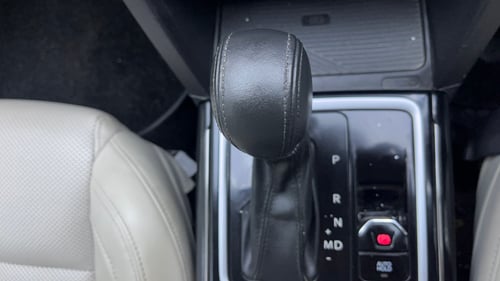Used 2024 Mahindra XUV700 AX7 Luxury Pack Petrol AT 7 STR Petrol Automatic interior GEAR  KNOB VIEW