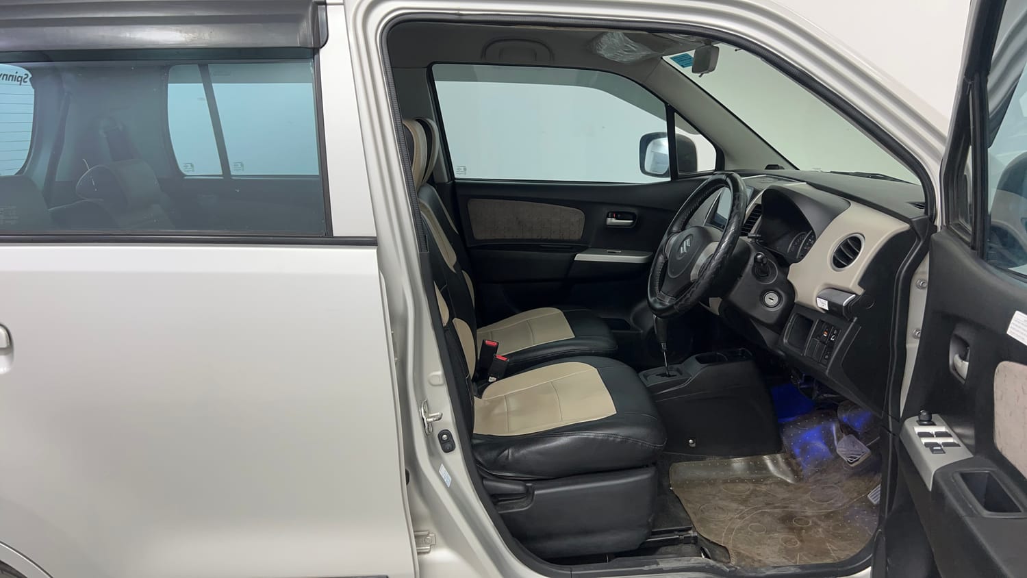 Used 2016 Maruti Suzuki Wagon R 1.0 VXI AMT Petrol Automatic interior RIGHT SIDE FRONT DOOR CABIN VIEW