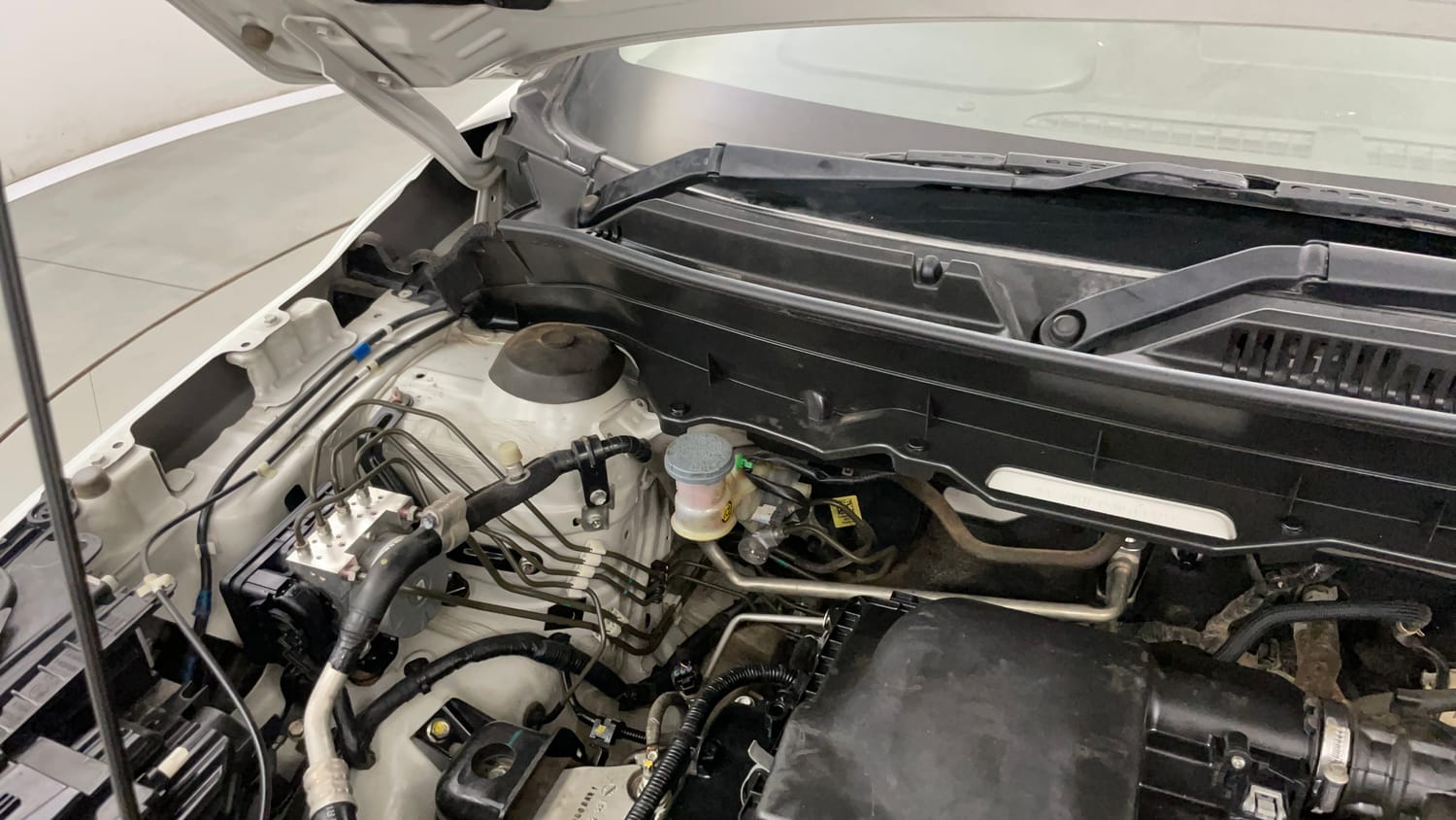 Used 2022 Maruti Suzuki Brezza ZXi Plus AT Petrol Automatic engine ENGINE RIGHT SIDE HINGE & APRON VIEW
