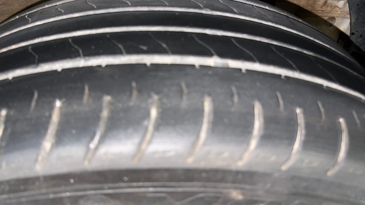 Used 2021 Mahindra XUV 300 W8 1.2 Petrol Petrol Manual tyres RIGHT FRONT TYRE TREAD VIEW