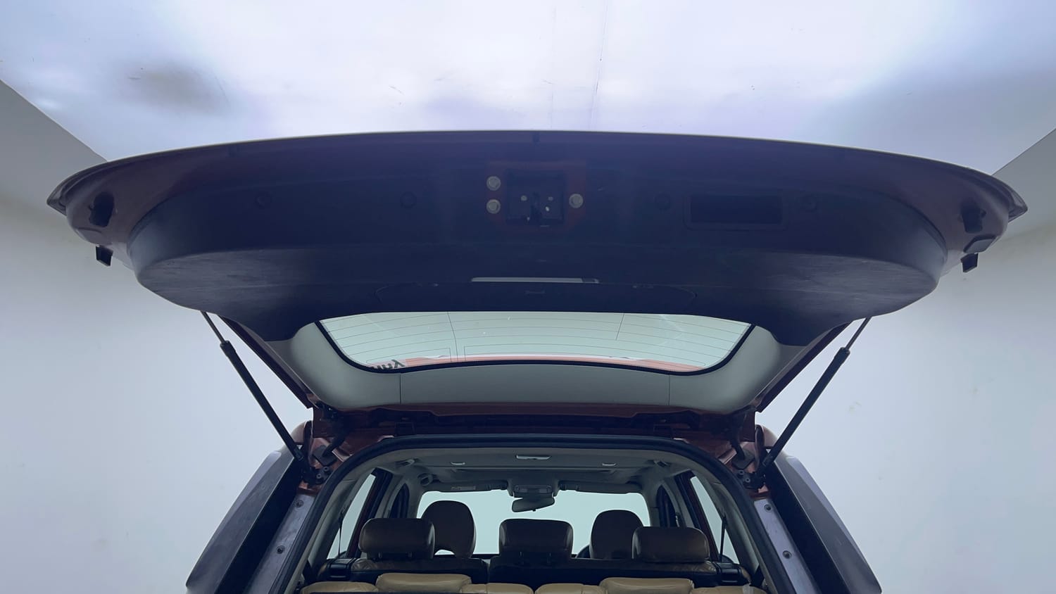 Used 2018 Mahindra XUV500 W11 AT Diesel Automatic interior DICKY DOOR OPEN VIEW